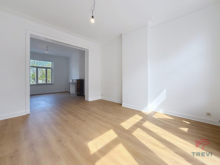 Bekijk foto 1 van 23 van het studio in Etterbeek