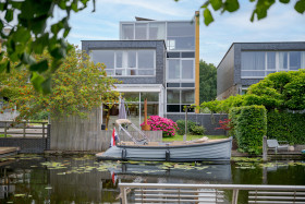 Dom — Voorschoten