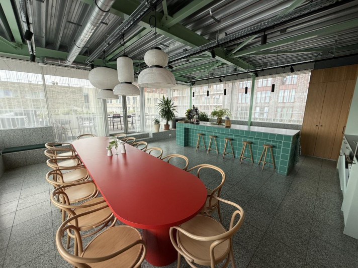 Appartement aan de Haparandaweg in Amsterdam (039420)
