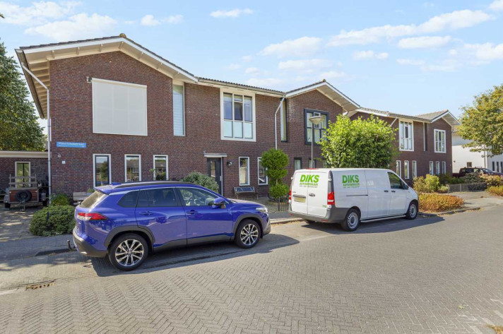 Bekijk foto 1/24 van house in Almere