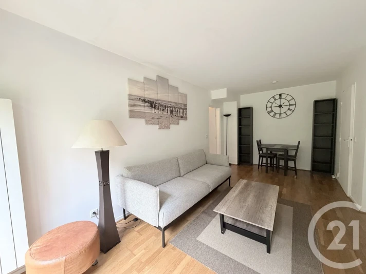 Voir la photo 1/10 du type apartment à Suresnes