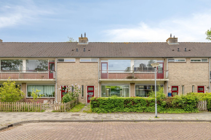 View photo 1/8 of house in Dordrecht